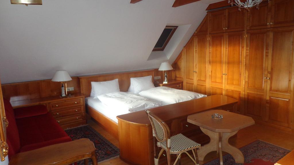 Hirschenhof Hotel Graz Room photo